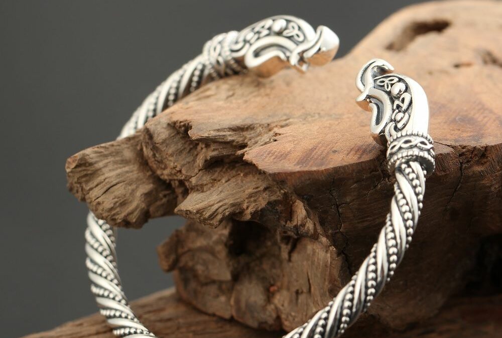 Les bracelets vikings reviennent à la mode !
